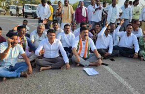 जांच नाका पर विधायक विक्रम मंडावी ने अवैध रेत खनन के खिलाफ किया चक्काजाम