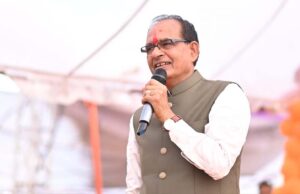 मंत्री शिवराज सिंह चौहान ने कन्नौद में हितग्राहियों को प्रधानमंत्री आवास के स्वीकृति पत्र वितरित किए और कई विकास कार्यों का भूमिपूजन-लोकार्पण किया
