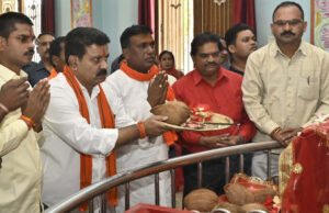 रायपुर : उपमुख्यमंत्री विजय शर्मा पहुंचे कवर्धा, मंदिर दर्शन कर प्रदेश वासियों को नवरात्रि पर्व की दी शुभकामनाएं