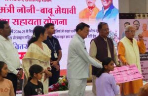 मुख्यमंत्री नोनी बाबू मेधावी शिक्षा सहायता योजना : पायल को मिली एक लाख रूपए की सहायता
