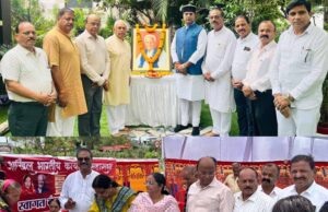 कैलाश नारायण सारंग की जयंती पर रोशनपुरा चौराहे पर शरबत वितरण