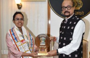 रायपुर : राज्यपाल श्री डेका ने आईएएस सुश्री पूर्वा अग्रवाल का किया सम्मान
