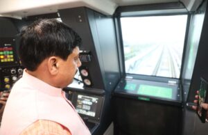 मुख्यमंत्री डॉ. यादव ने किया नव-उद्घाटित इंदौर मेट्रो ट्रेन का निरीक्षण