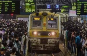 ठाणे के मुंब्रा रेलवे स्टेशन पर चलती ट्रेन से गिरे कई यात्री, चार लोगों की मौतों की आशंका