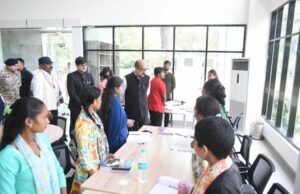 राज्यपाल रमेन डेका ने बीजापुर के सेन्ट्रल लाईब्रेरी का किया अवलोकन