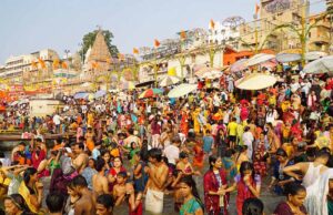 गंगा में लगाई आस्था की डुबकी, हाईवे पर लगा जाम