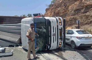 रीवा में सड़क हादसा : ऑटो पर पलटा ट्रक, सात की मौत