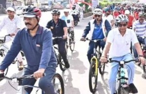 विश्व साइकिल दिवस पर मंत्री टंकराम वर्मा ने चलाई साइकिल