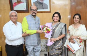 राज्यपाल डेका से छत्तीसगढ़ राज्य केश शिल्प कल्याण बोर्ड की अध्यक्ष ने की सौजन्य भेंट