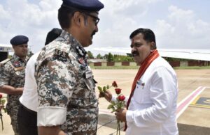 रायपुर : उप मुख्यमंत्री विजय शर्मा और वन मंत्री केदार कश्यप का एयरपोर्ट में किया गया आत्मीय स्वागत