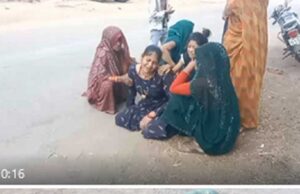 बलकर ट्रक की टक्कर से अधेड़ महिला की मौत, ग्रामीणों ने ओवरलोड वाहनों का किया विरोध