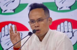 गौरव गोगोई के स्वागत समारोह में अफरा-तफरी की स्थिति बन गई, लकड़ी का मंच गिर सकता है