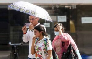 दिल्ली में अधिकतम तापमान 44 डिग्री सेल्सियस के आसपास, पर्यटकों का हाल बेहाल, कही बारिश से राहत