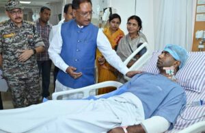सीएम विष्णु देव साय नक्सली हमले में घायल हुए जवानों का हालचाल जानने अस्पताल पहुँचकर उनसे मुलाकात की