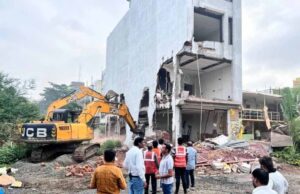 इंदौर में 4 मंजिला इमारत को बम से उड़ाए जाने के बाद अब ‘रिश्वतकांड’ का हो गया धमाका