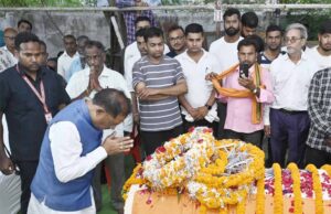 मुख्यमंत्री विष्णु देव साय ने शहीद एएसपी श्री आकाश राव गिरपुंजे के निवास पहुंचकर दी श्रद्धांजलि