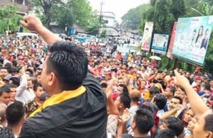 वाईटीएफ के हजारों कार्यकर्ताओं ने डीएम कार्यालय के सामने विरोध प्रदर्शन किया, उनके खिलाफ कार्रवाई की मांग की