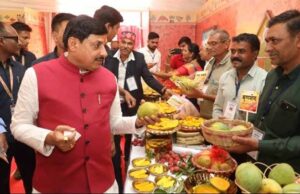 मुख्यमंत्री डॉ. यादव ने बॉम्बे ग्रीन और मणि प्रभा किस्म का स्वाद चख कर आम महोत्सव का किया शुभारंभ