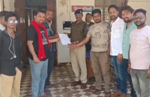 गाय को कुल्हाड़ी से मार घायल करने पर गुस्साए बजरंग दल वाले थाने मै की शिकायत