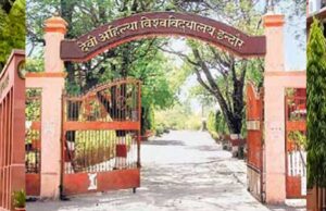 हॉस्टल से बाहर की गई छात्रा, सहेलियों पर बॉयफ्रेंड बनाने का दबाव डालती थी