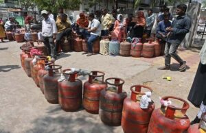 MP में LPG की किल्लत: ऑनलाइन बुकिंग ठप, सर्वर डाउन, एजेंसियों के बाहर लंबी कतारें