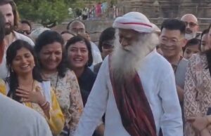 सदगुरु बागेश्वर धाम पहुंचे, बाबा बागेश्वर धीरेंद्र शास्त्री से मुलाकात, 40 देशों के सदस्य भी साथ