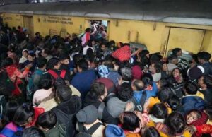 सीट कन्फर्म नहीं, बढ़ी बेबसी! रेलवे स्टेशन पर यात्रियों का सैलाब, जनरल डिब्बों की ओर मची भगदड़