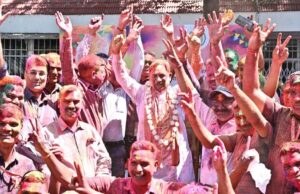 सीएम हाउस में होली के रंगों की बौछार, मुख्यमंत्री विष्णु देव साय ने अधिकारियों-कर्मचारियों संग खेली होली