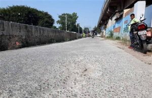 सड़क निर्माण में गड़बड़ी पर भड़कीं विधायक रायमुनी भगत, निरीक्षण के दौरान अफसरों को लगाई फटकार
