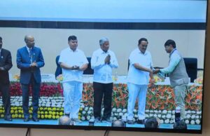 केंद्रीय मंत्री पाटिल ने नई दिल्ली में मुगलिया हाट के सरपंच मारण को किया सम्मानित