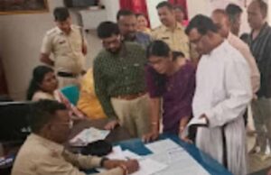 चर्च में रविवार की प्रार्थना के दौरान हंगामा, महिला दिवस कार्यक्रम में घुसा निलंबित प्राचार्य; ईसाई समुदाय ने FIR की मांग की