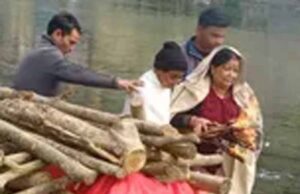 बागेश्वर में बेटियों ने निभाई पारंपरिक जिम्मेदारी, मां को दी मुखाग्नि