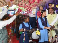 मुख्यमंत्री डॉ. मोहन यादव ने बच्चों पर की पुष्प वर्षा, हजारों बच्चों ने प्रदेश के स्कूलों में लिया प्रवेश