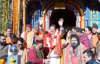 केदारनाथ धाम के कपाट खुले, महादेव के जयकारे से गूंज उठा वातावरण, हुई पुष्प वर्षा