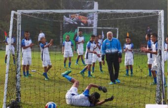 पीएम मोदी ने फुटबॉल मैच में गोल के बाद खिलाड़ियों के साथ मनाया जश्न, देखिए तस्वीरें