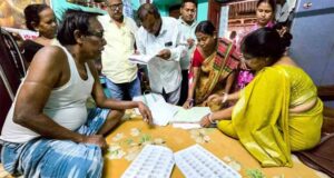 तहसीलदार का अनोखा स्वागत: प्रगणकों को दिए प्याज-टॉवेल, लौटने पर मिलेगा नींबू शरबत