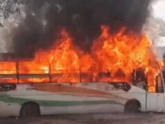 बारातियों से भरी बस में अचानक आग, शॉर्ट सर्किट की आशंका से मचा हड़कंप