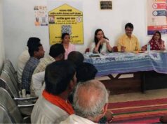 विशेष ग्राम सभा में ग्रामवासियों को जनगणना के सम्बन्ध किया जा रहा है जागरुक