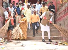मंत्री विश्वास सारंग ने द्वारका नगर में बावड़ी की सफाई हेतु किया श्रमदान