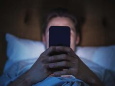 क्या स्मार्टफोन घटा रहा है दुनिया की आबादी? नए खुलासे ने बढ़ाई चिंता