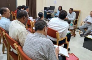 बस्तर में सड़कों और पुलों के काम में आएगी तेजी, लोक निर्माण विभाग के सचिव ने अधिकारियों व ठेकेदारों की ली बैठक