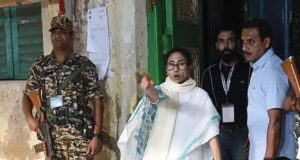3 घंटे तक ममता की मौजूदगी, कार्यकर्ताओं का पहरा: टीएमसी के आरोप और EC का जवाब एक साथ