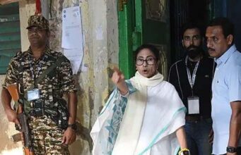 3 घंटे तक ममता की मौजूदगी, कार्यकर्ताओं का पहरा: टीएमसी के आरोप और EC का जवाब एक साथ
