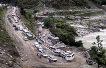जोशीमठ में 7 किमी लंबा जाम, गर्मी और छुट्टियों में वाहनों का भारी दबाव