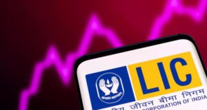 LIC शेयर में एक दिन में 50% गिरावट! निवेशकों में मची हलचल, जानिए वजह