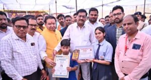 मंत्री दयाल दास बघेल ने बाल वैज्ञानिक सृष्टि और पीयूष को किया सम्मानित मांडल राष्ट्रीय विज्ञान मेला दिल्ली के लिए चयनित