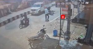 धमतरी में दर्दनाक सड़क हादसा, पिकअप के नीचे आने से बाइक सवार की मौत, VIDEO सामने आया