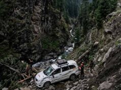 कश्मीर के पहलगाम में बड़ा हादसा, खाई में गिरी पर्यटकों की गाड़ी; 2 की मौत, 4 घायल