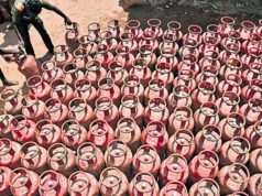 LPG 5KG सिलेंडर की कीमतों में 261 रुपये की बढ़ोतरी, प्रवासी मजदूरों पर महंगाई का बड़ा असर