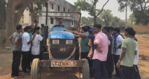 बंदूक से खेती तक: नारायणपुर में आत्मसमर्पित नक्सलियों ने थामा ट्रैक्टर, शुरू की नई जिंदगी